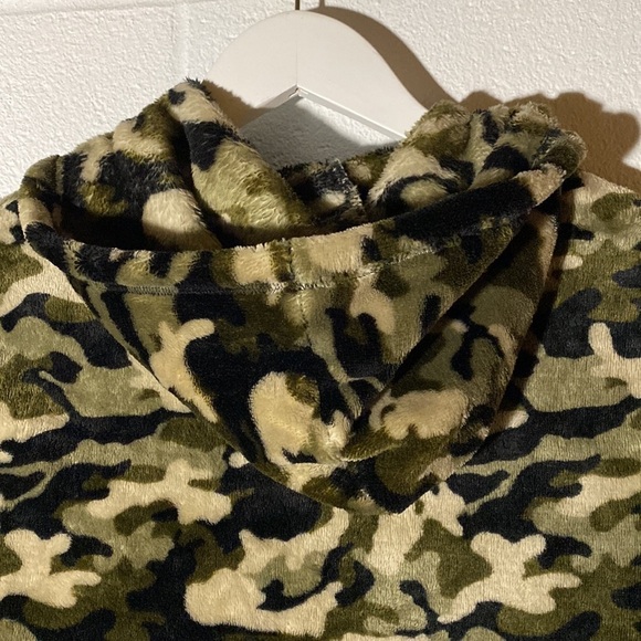 NWOT Fuzzy Wool Green Camo Hoodie - Picture 9 of 10